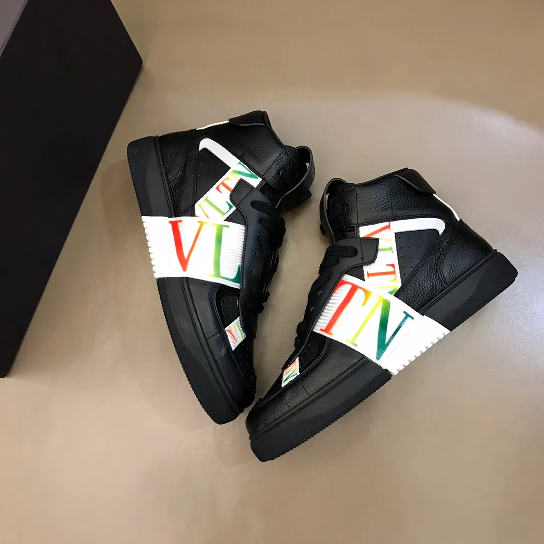p480 "VALETINO**" new high-top 🆕 calfskin lace-up sneakers. No man should be able to refuse these shoes. The classic color scheme is so handsome! Purchase a high-precision replica of the original version to instantly sell off the market currency! 6 VLTN logo rubber effect straps - Valentino Garavani Logo printed on the back and tongue, all materials are customized to ensure quality! Size: 38-44